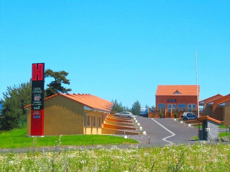 Hotel Cantal Cottages Saint-Georges  ภายนอก รูปภาพ