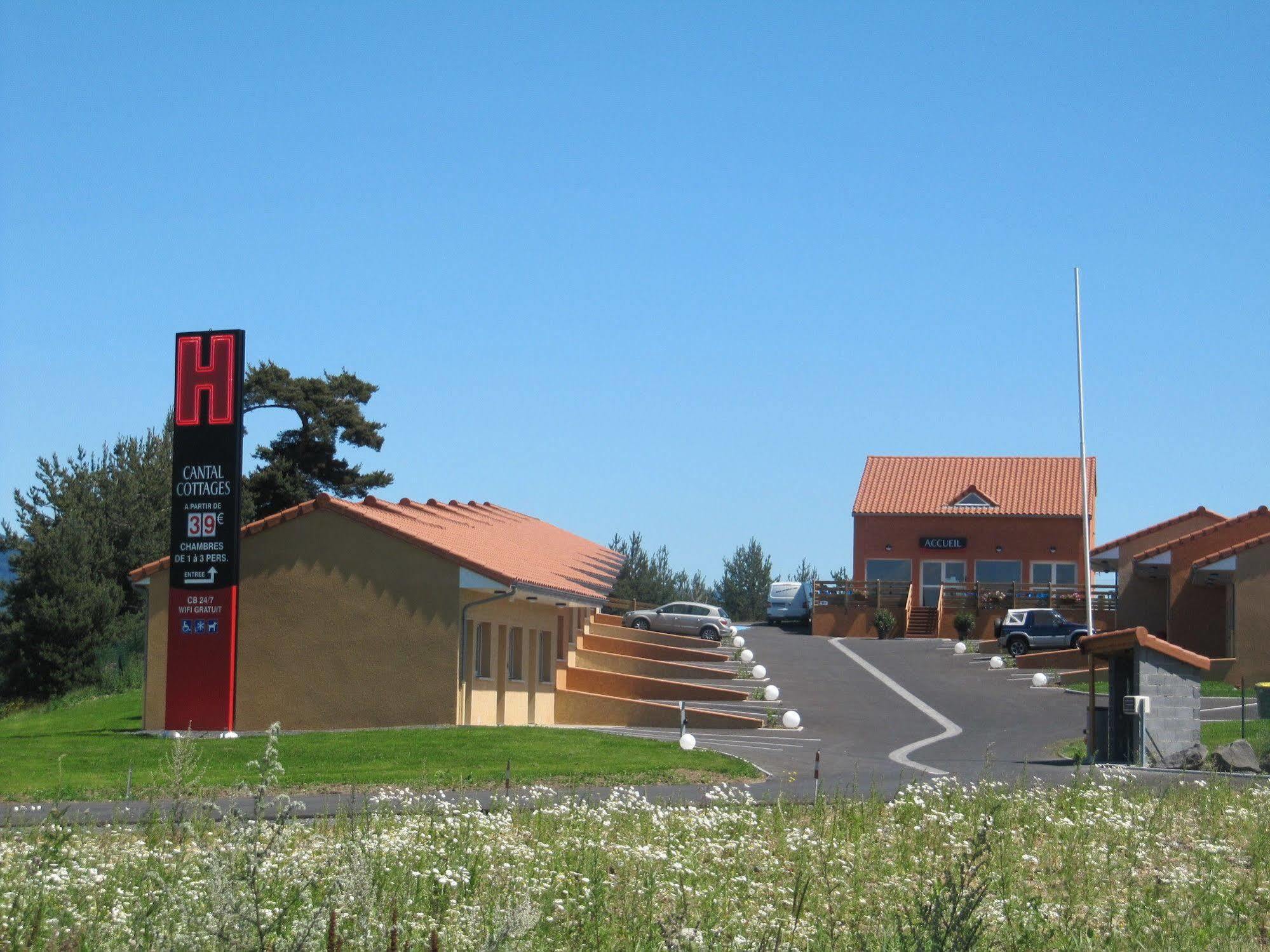 Hotel Cantal Cottages Saint-Georges  ภายนอก รูปภาพ