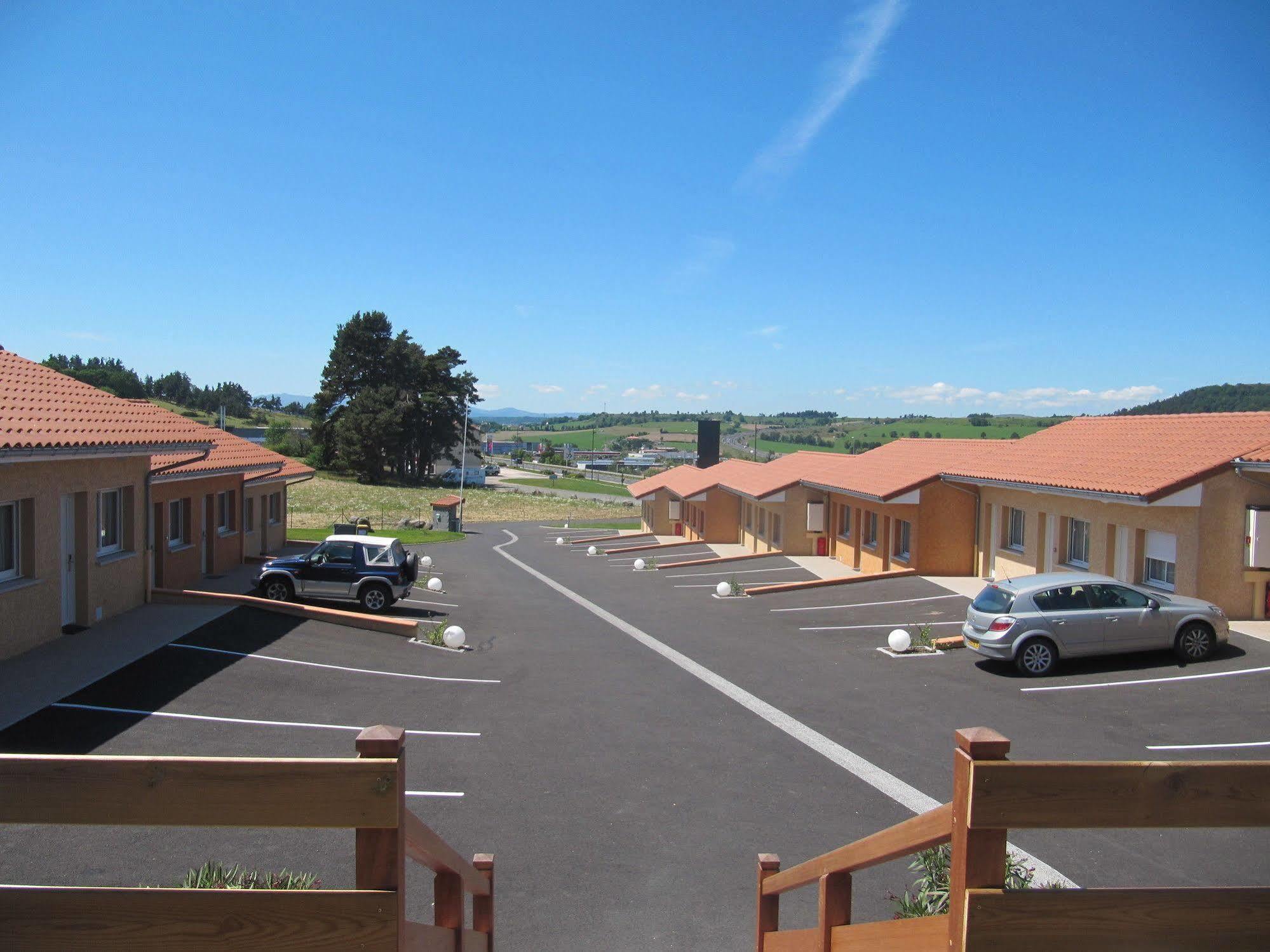 Hotel Cantal Cottages Saint-Georges  ภายนอก รูปภาพ
